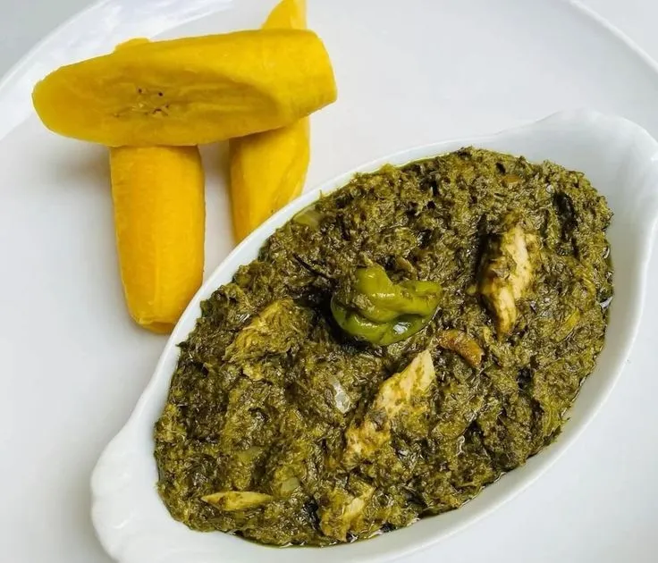 Saka saka accompagné de banane bouillie servi au restaurant gastronomique ESENGO à Brazzaville